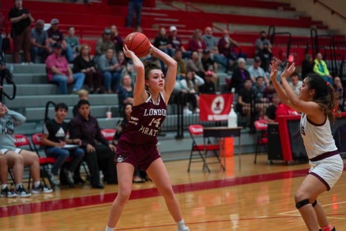 mathis-london-girls-basketball-playoffs00108